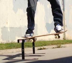 skateboard noseslide